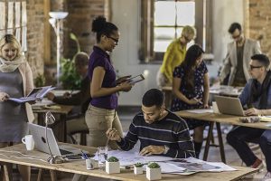 Coworking residencial: conheça a tendência que segue no mercado imobiliário para 2022