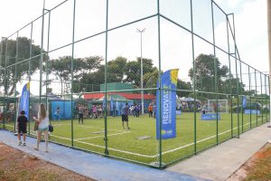 Governador inaugura campo de grama sintética em Vargem Bonita