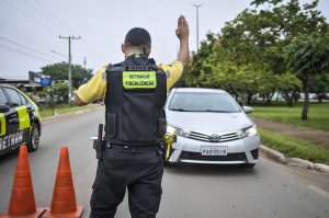 Agentes autuam 32 motoristas no feriado por dirigirem alcoolizados