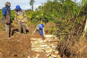GDF Presente desobstrui mina d’água em São Sebastião