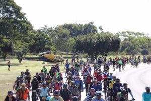 Passeio reúne mil ciclistas para parabenizar a capital da República