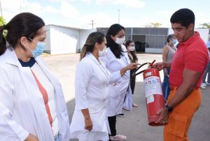 Bombeiros treinam servidores do HRL para uso de extintores de incêndio