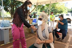 Dia D de vacina contra gripe e sarampo reúne famílias em unidades de saúde