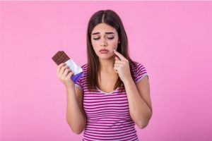 Chocolate causa espinha? Dermatologista explica se há relação entre o alimento e o problema de pele