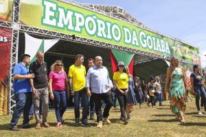 7ª edição da Feira da Goiaba recebe visita do governador