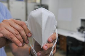 Com financiamento do GDF, UnB desenvolve máscara que inativa coronavírus