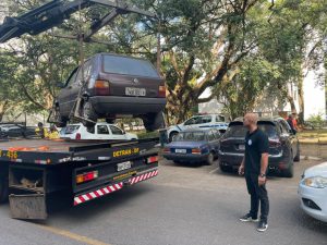 DF Livre de Carcaças retira sete veículos abandonados na Asa Sul