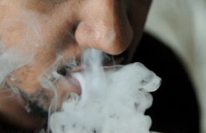 Tabagismo é uma doença crônica que causa danos gravíssimos ao meio ambiente
