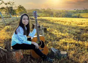 Cantora mirim de Uruana, Fernandinha desponta na internet com hit sertanejo