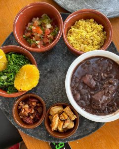 Bar Fora do Eixo promove feijoada solidária neste sábado (28)