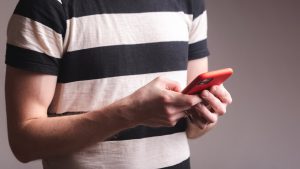 Decreto permite que consumidor cancele serviços de empresas via WhatsApp