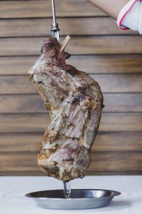 Churrascaria de Brasília aposta na saborosa carne de cordeiro