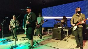 Bar Cerrado comemora 27 anos com show de Digão do Raimundos e banda Os Spoilers