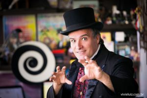 De graça: Hora da Alegria com teatro e magia