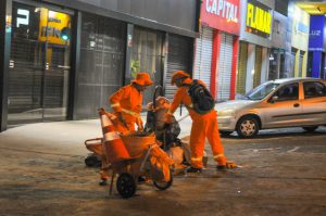 A cidade dorme, mas serviços de sinalização viária e de limpeza não param