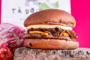 Tá Doido Burger lança três novos hambúrgueres