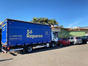 Só Reparos faz entrega de cestas básicas ao Lar dos Velhinhos