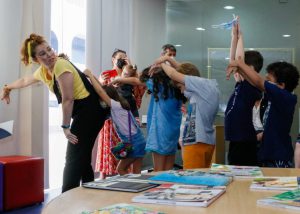 Contação de histórias enriquece as férias da criançada