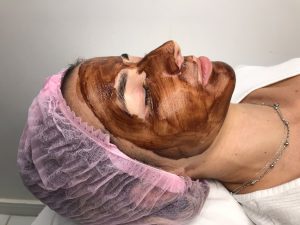 Dia mundial do chocolate: conheça os benefícios do cacau para o rosto