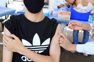 Vacinas contra covid-19 e gripe podem ser aplicadas no mesmo dia