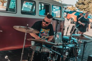Com show cover do Green Day, BEBA! Fun & Games recebe bandas de rock do DF