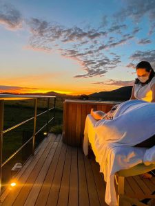 Hospedagem oferece massagem com vista panorâmica, em Piri