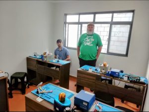 Já conhece o Qualifica Rua? Projeto solidário abre 80 vagas gratuitas para cursos de fabricação de brindes, chinelos, corte e costura e conserto de smartphone.