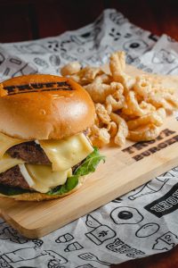 Trufa Burger  Conheça a casa especialista em hambúrgueres trufados possui diferencial e muito sabor