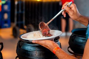 Feijoada à vontade é aposta do Fora do Eixo Lounge