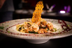 Chef Dudu Camargo apresenta novos pratos para o Dudu Bar