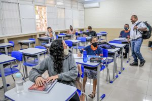 Nunca é tarde para aprender: idosos estudam na rede pública do DF