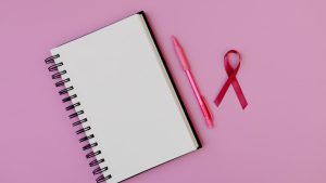 Outubro Rosa: escrita terapêutica pode auxiliar no bem-estar geral de mulheres com câncer
