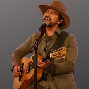 Compositor e cantor Zé Henrique faz passagem rápida por Goiânia para gravação de acústico com Miguel Lucato