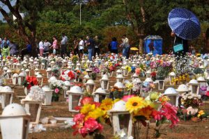 Mais de 600 mil pessoas devem visitar os cemitérios do DF no Dia de Finados
