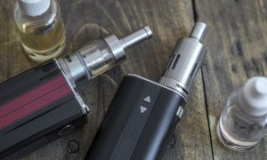Cigarros eletrônicos: o vício da nicotina camuflado de sabores