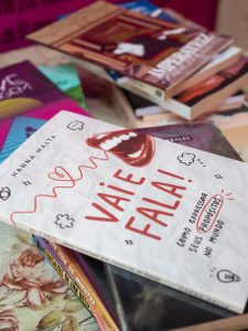 Escritora brasiliense doa livros para voluntárias da rede feminina de combate ao câncer no DF