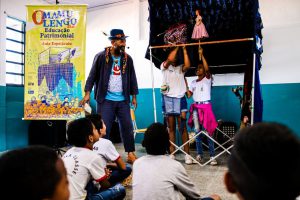 Teatro de bonecos ensina estudantes a interagir com patrimônio cultural