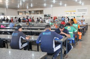 Restaurantes comunitários oferecem comida gostosa e saudável por até R$ 1