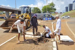 GDF Presente faz limpeza de bocas de lobo na área central do Plano Piloto