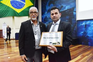 Urandir de Oliveira recebe homenagem em pré-estreia de documentário sobre Fuzileiros Navais do Brasil