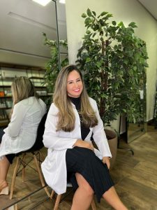 Especialista explica  o uso de shampoo infantil para cuidar dos cabelos