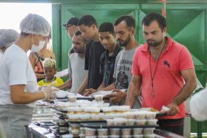 Ceia de ano-novo levou mais de 45 mil pessoas aos restaurantes comunitários