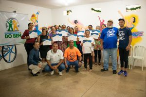 Projeto solidário entrega certificação de diversos cursos para população em situação de rua