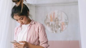 Já ouviu falar na síndrome do Pescoço Tecnológico? Especialista alerta sobre os riscos