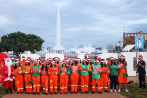 Garis se apresentam em frente à Torre de TV para campanha de Natal