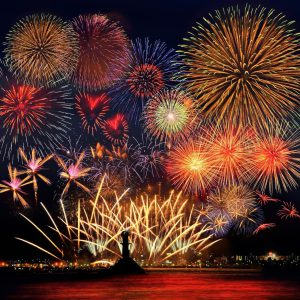 Milhares de pessoas recebem 2025 em grande festa na Esplanada