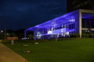 Decoração de Natal azul chega ao Palácio do Buriti