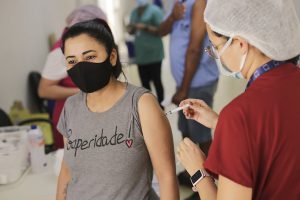 Mais de 600 doses de imunizantes são aplicadas neste sábado