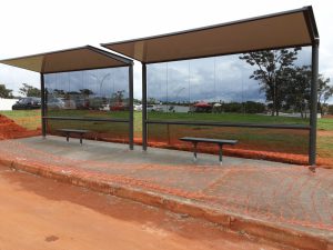 DF recebe 379 novos abrigos de vidro e metal