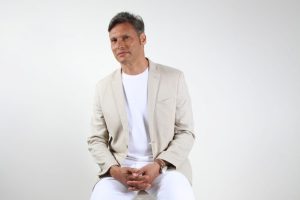 Já está disponível o novo álbum do cantor Jonny Mendes